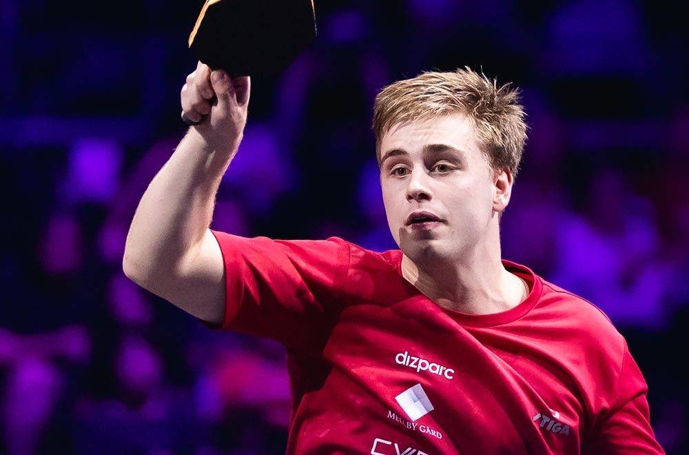 踏上足球的 踏上足球的