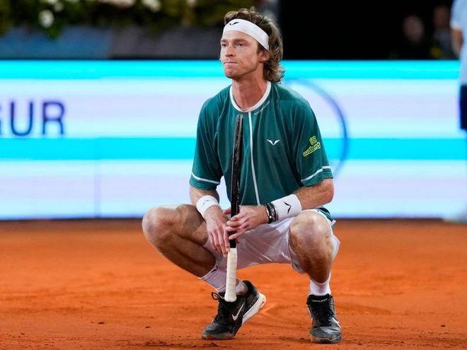 三是禁区内 三是禁区内